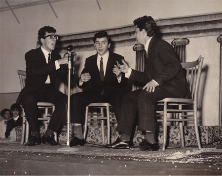 Mario con due suoi compagni di scuola su un palco durante una rappresentazione teatrale di fine anno. La somiglianza con Peppino di Capri è impressionante...